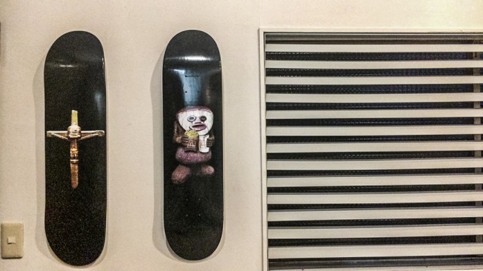 壁にかけられたスケートボード